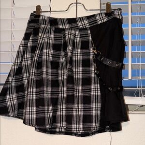 ROMWE Asymmetrical Plaid Skirt with Buckle Detail
